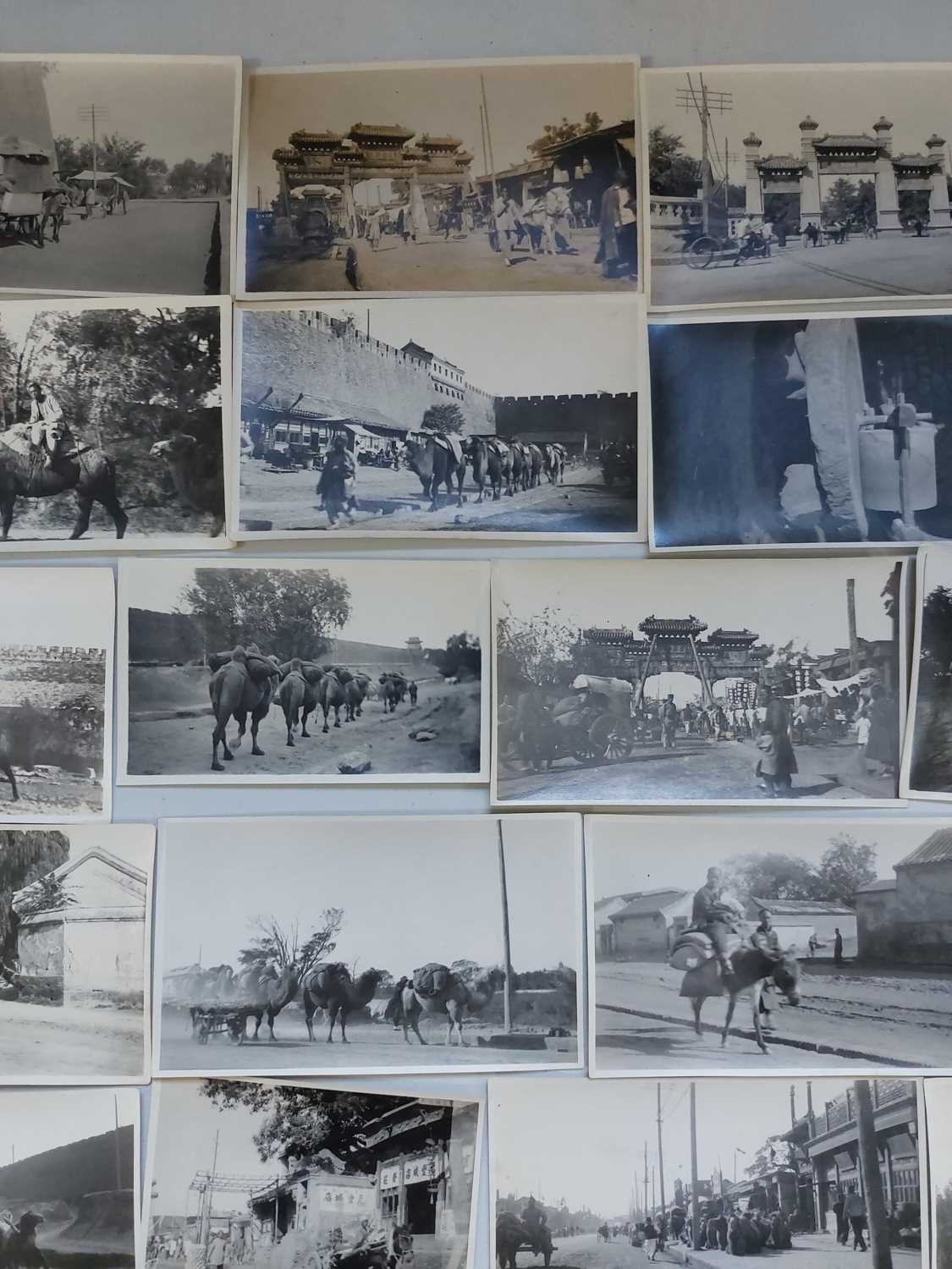 A collection of early 20th century photographs, showing Beijing. - Bild 17 aus 35