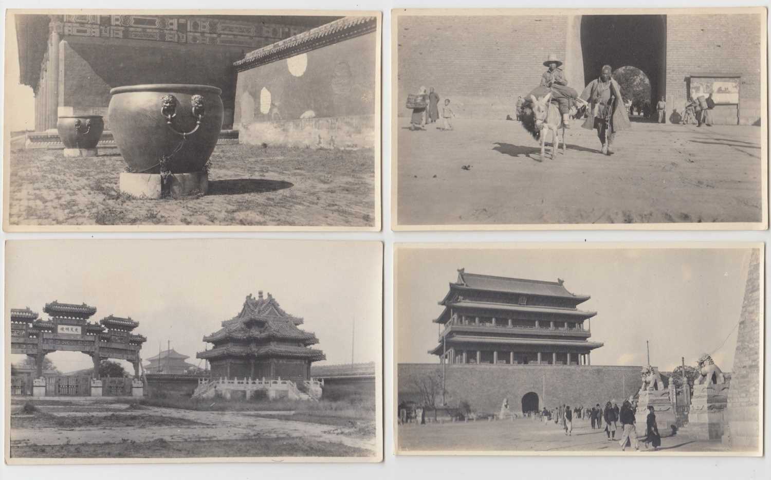 A collection of early 20th century photographs, showing Beijing. - Bild 4 aus 35