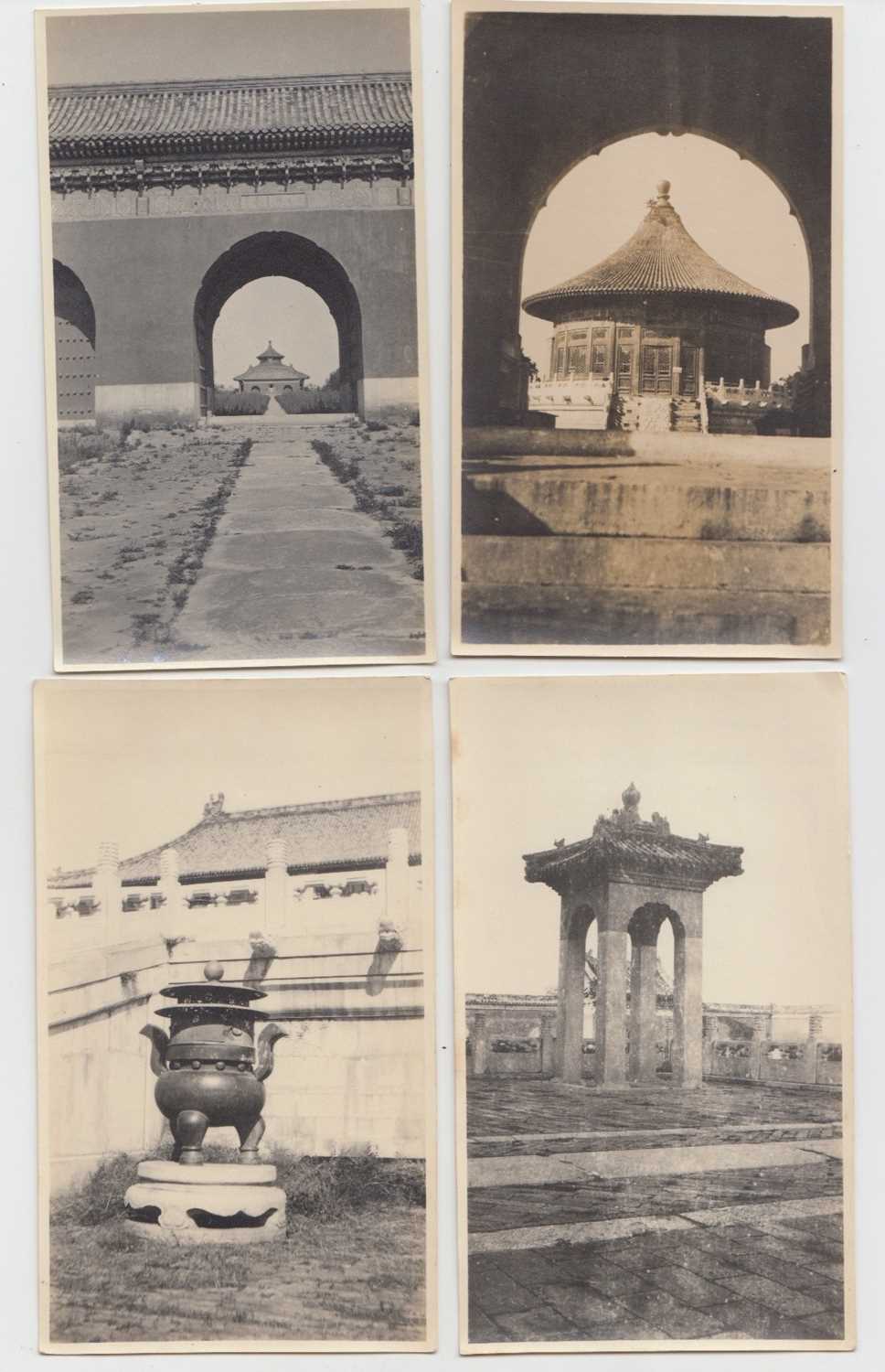 A collection of early 20th century photographs, showing Beijing. - Bild 8 aus 35