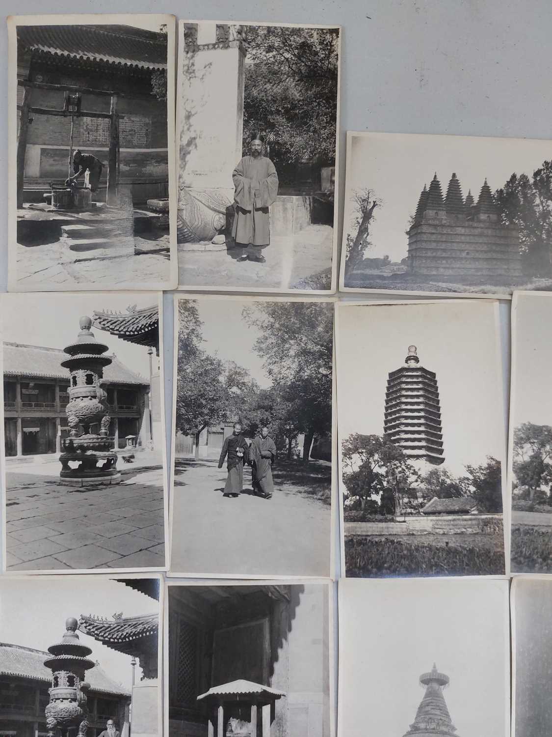 A collection of early 20th century photographs, showing Beijing. - Bild 23 aus 35