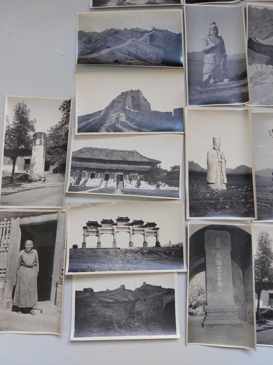 A collection of early 20th century photographs, showing Beijing. - Bild 24 aus 35