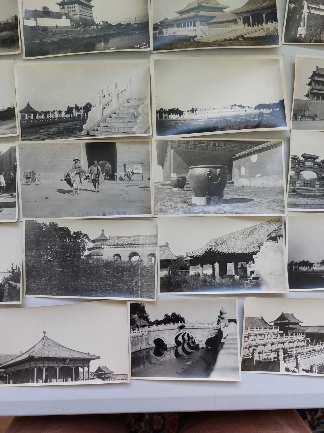 A collection of early 20th century photographs, showing Beijing. - Bild 29 aus 35