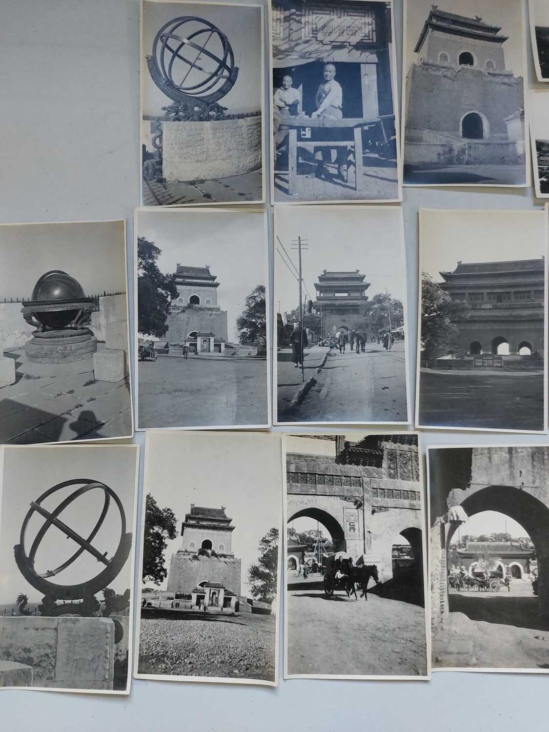 A collection of early 20th century photographs, showing Beijing. - Bild 34 aus 35