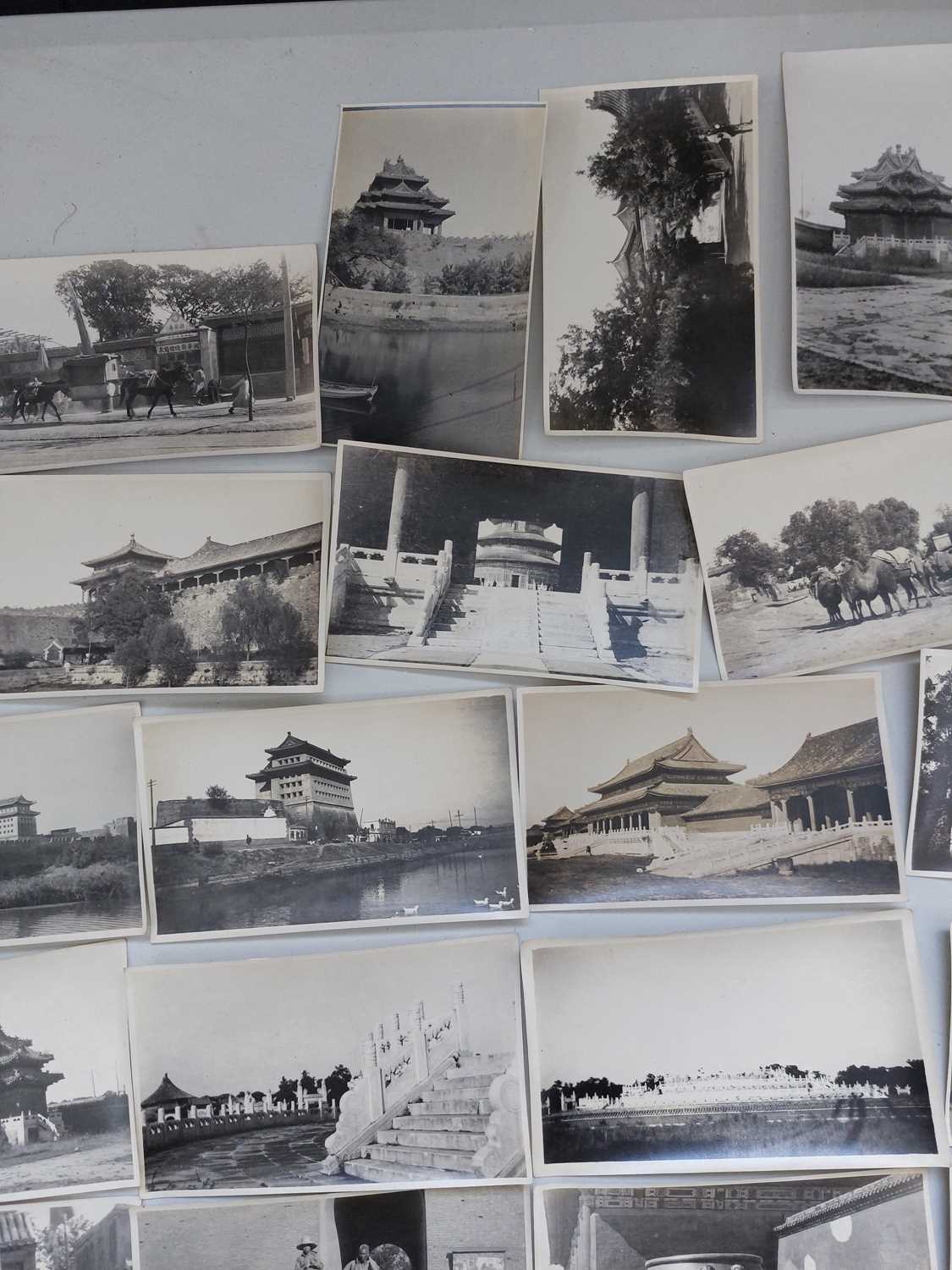 A collection of early 20th century photographs, showing Beijing. - Bild 30 aus 35