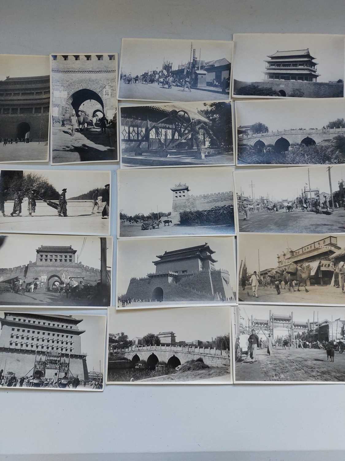 A collection of early 20th century photographs, showing Beijing. - Bild 33 aus 35
