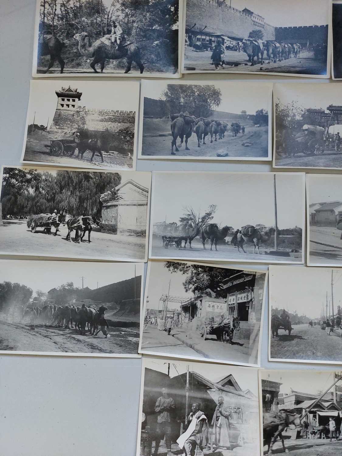 A collection of early 20th century photographs, showing Beijing. - Bild 16 aus 35