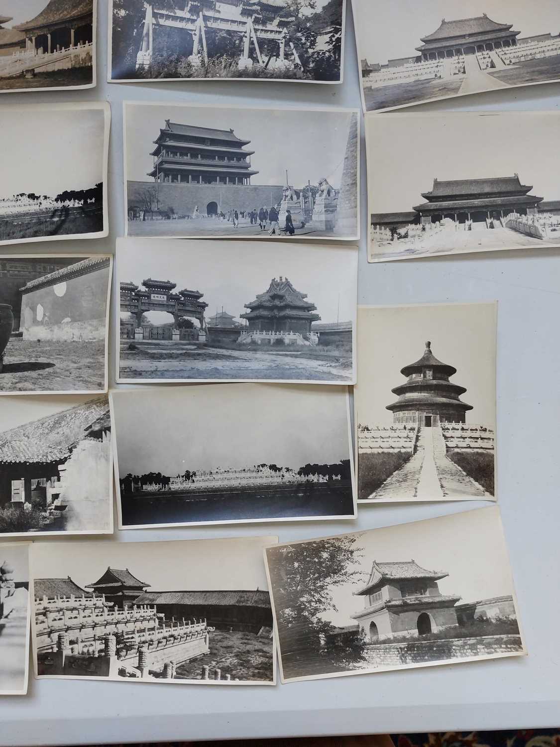 A collection of early 20th century photographs, showing Beijing. - Bild 32 aus 35