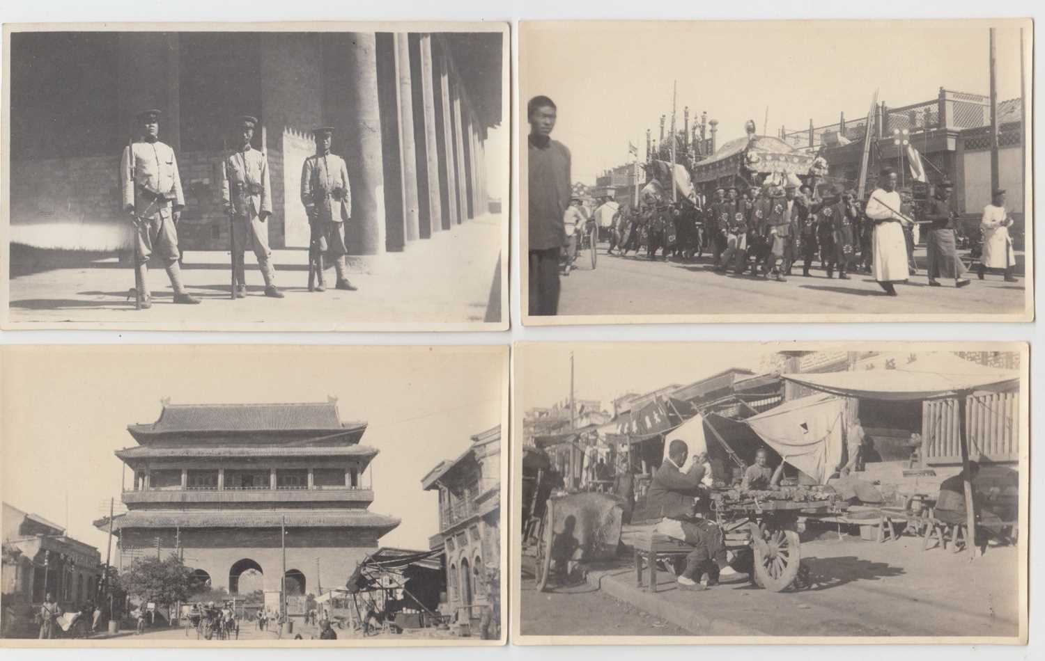 A collection of early 20th century photographs, showing Beijing. - Bild 5 aus 35