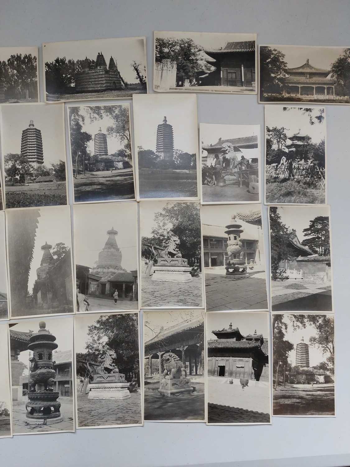 A collection of early 20th century photographs, showing Beijing. - Bild 20 aus 35