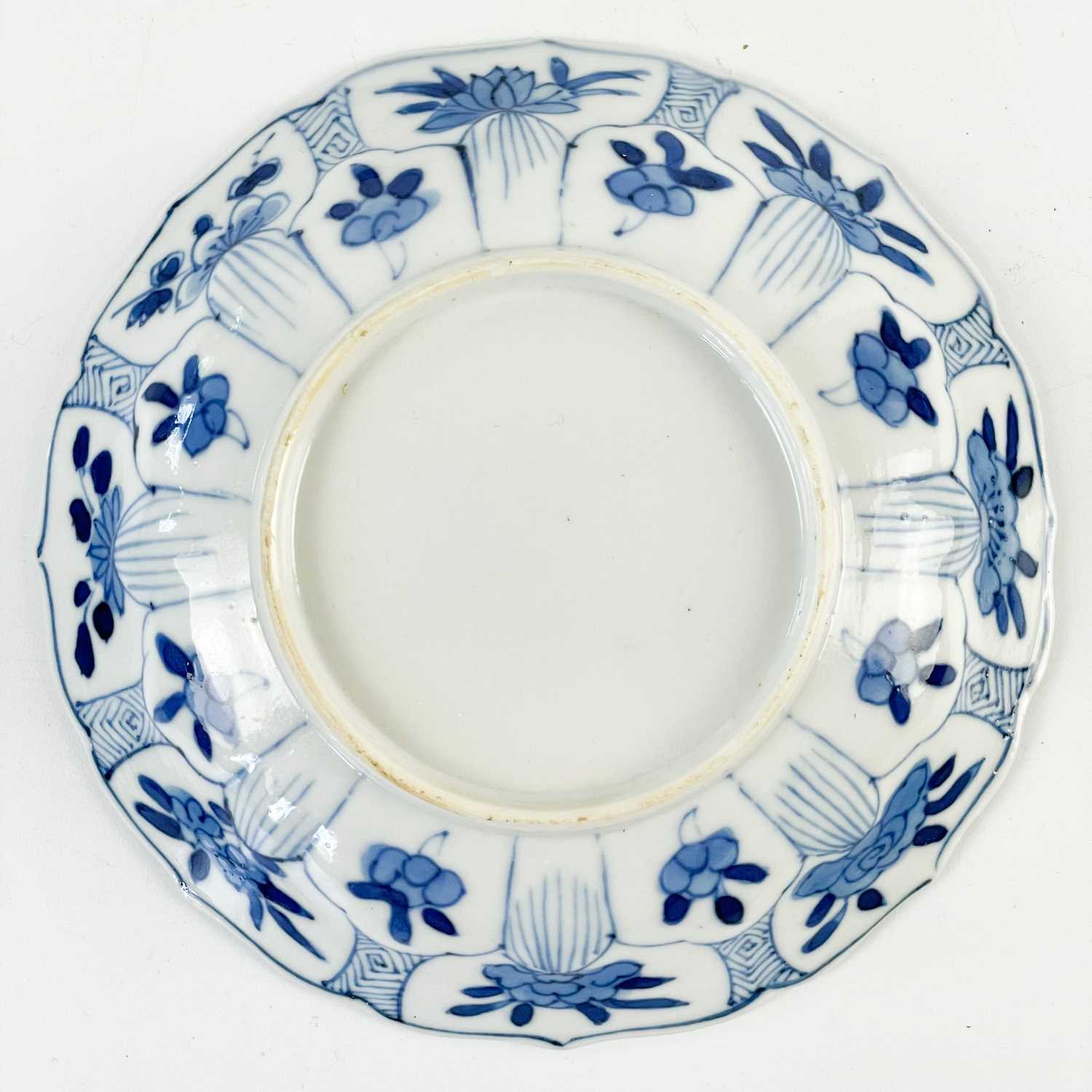 A pair of Chinese porcelain octagonal cups and saucers,18th century. - Image 9 of 10