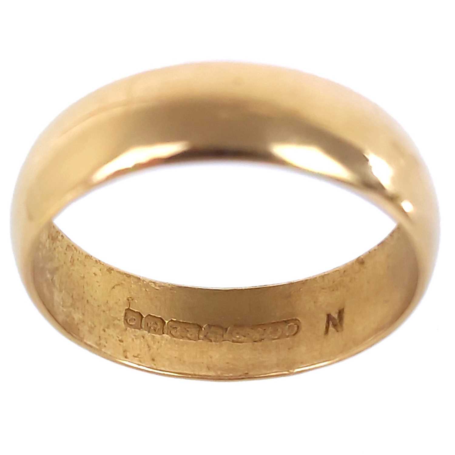 A 22ct hallmarked gold band ring. - Image 3 of 3