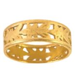 An 18ct hallmarked gold pierced leaf design band ring.