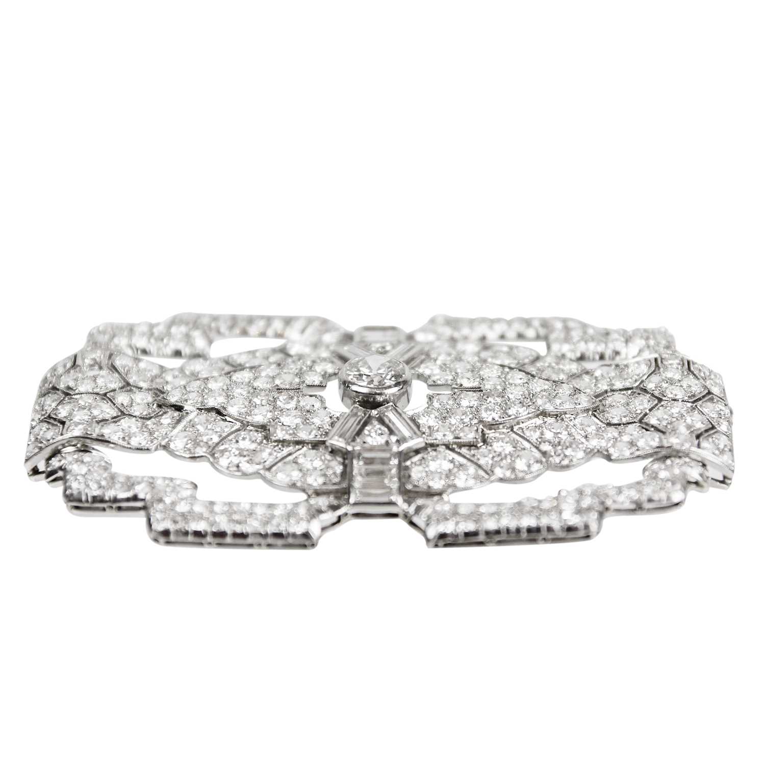 An exquisite Art Deco platinum diamond set brooch. - Image 2 of 3