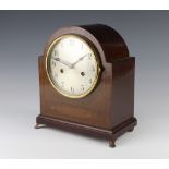 An Edwardian striking mantel clock with silvered dial and Arabic numerals contained in an arch
