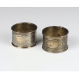 A pair of 800 standard napkin rings engraved with flowers 42 grams