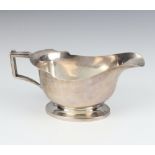 An Art Deco silver sauce boat with angular handle, Sheffield 1936, 158 grams