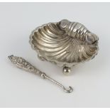 An Edwardian silver shell shaped dish Birmingham 1901 and a miniature button hook, gross 18 grams