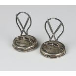 A pair of Edwardian silver menu holders in the form of crossed golf clubs, Birmingham 1906, 4.5cm