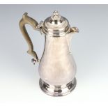 A Queen Anne style baluster silver coffee pot with fruitwood handle, London 1979, 28cm, gross weight