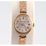 A lady's 9ct yellow gold de Montfort wristwatch, 9 grams gross