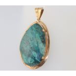 A yellow metal free form malachite pendant, 9.8 grams gross, 55mm