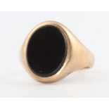 A gentleman's 9ct yellow gold onyx signet ring size P 1/2, 5.6 grams