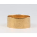 An 18ct yellow gold wedding band, size S, 7 grams