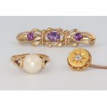 A 9ct yellow gold amethyst bar brooch, a pearl ring and a tie pin, gross weight 8.2 grams