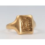 A gentleman's 18ct yellow gold signet ring size O, 5 grams