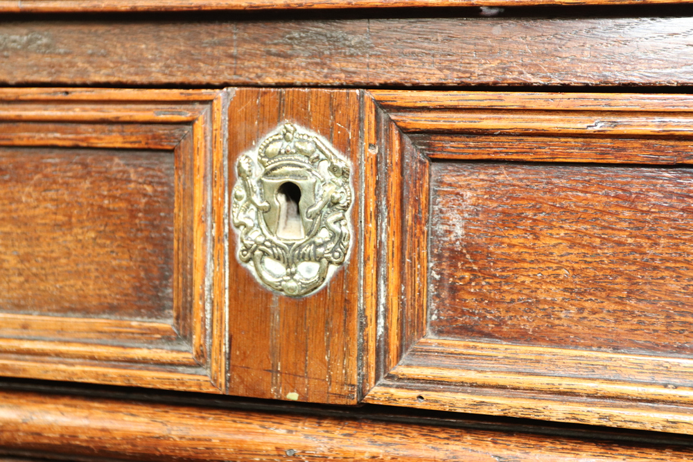 A Queen Anne oak chest of 4 long drawers with original brass pin drop handles, crowned brass - Image 8 of 10