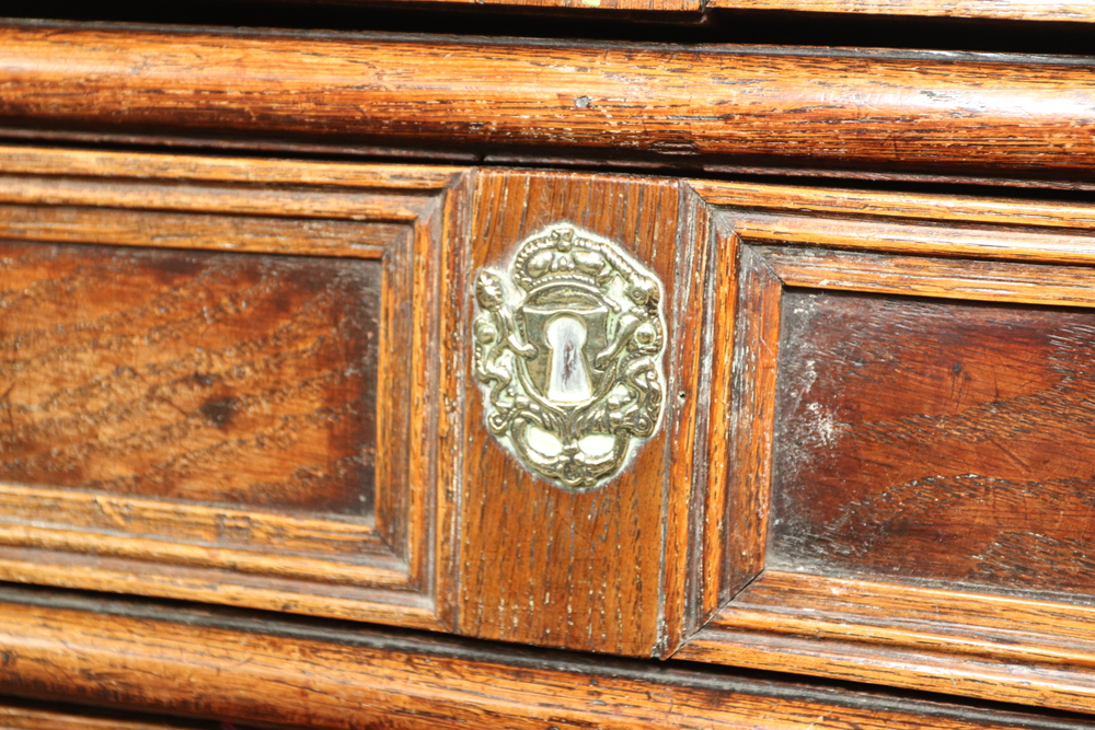 A Queen Anne oak chest of 4 long drawers with original brass pin drop handles, crowned brass - Image 10 of 10