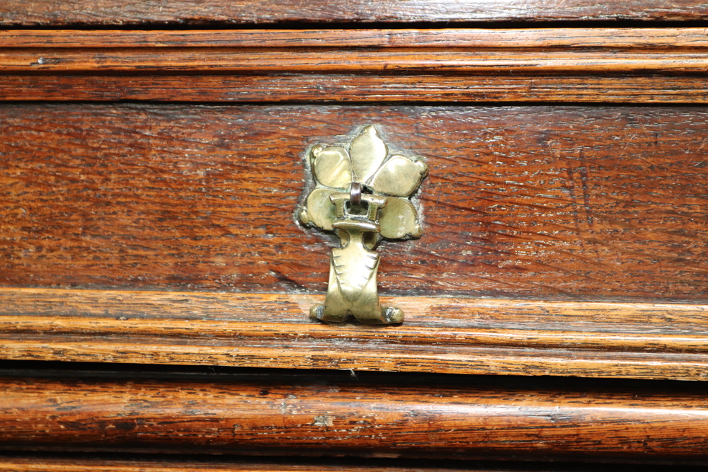 A Queen Anne oak chest of 4 long drawers with original brass pin drop handles, crowned brass - Image 9 of 10