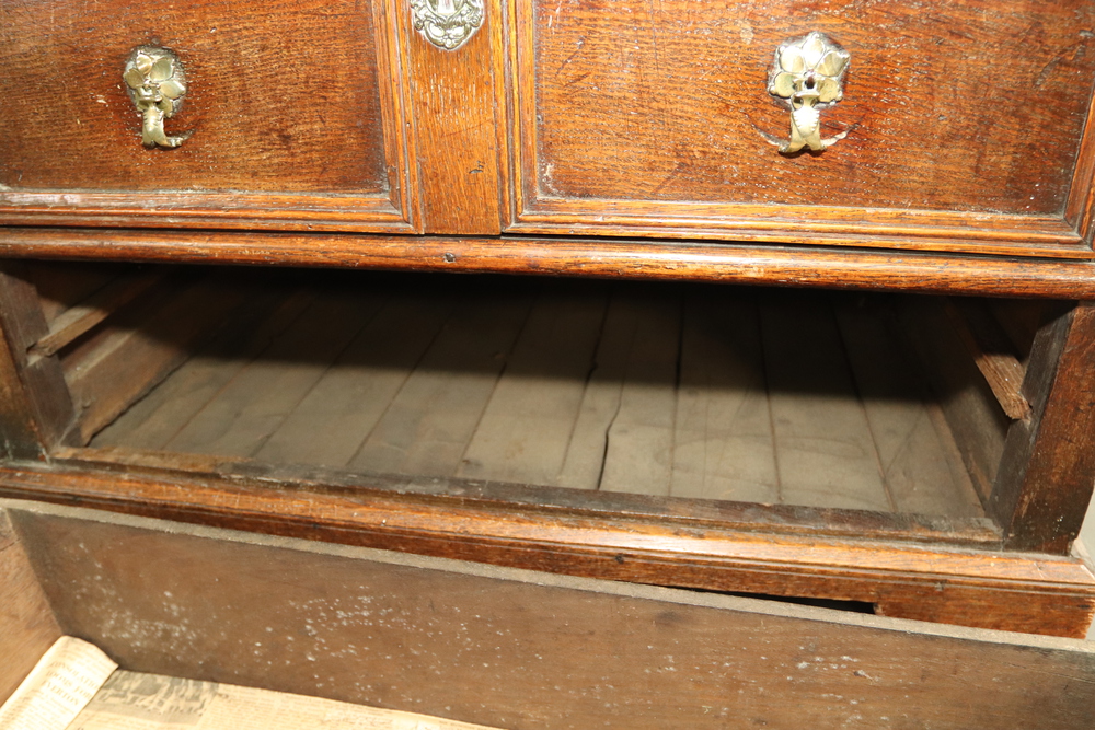 A Queen Anne oak chest of 4 long drawers with original brass pin drop handles, crowned brass - Image 7 of 10