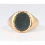 A gentleman's yellow metal hardstone signet ring 5.9 grams, size P
