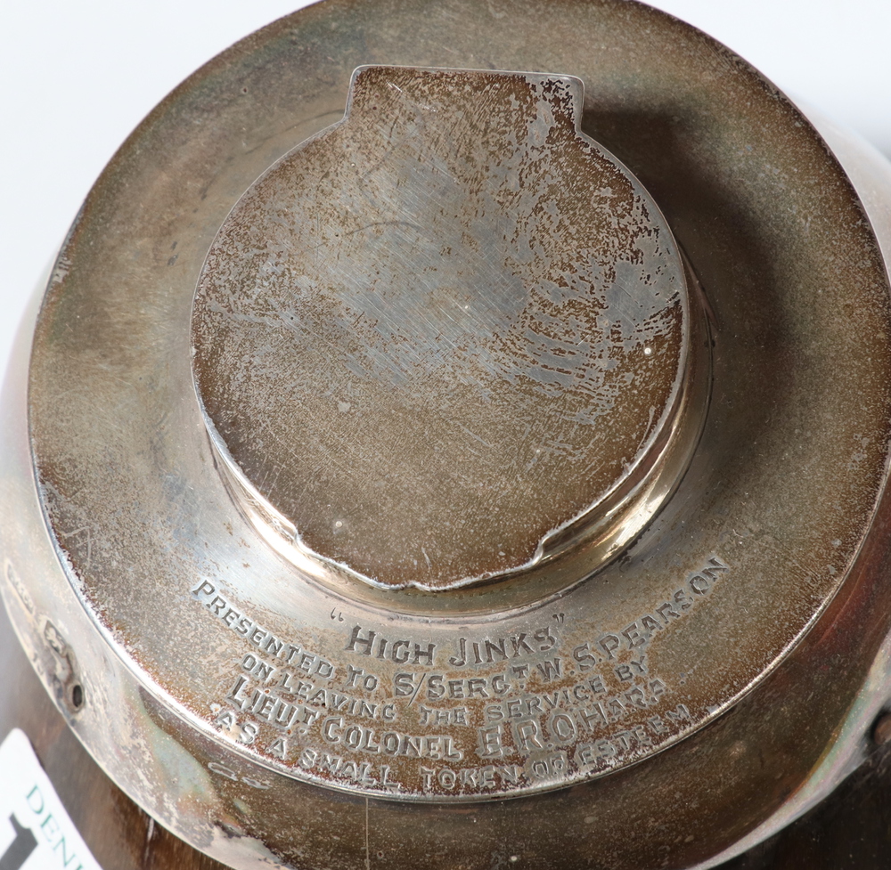 An Edwardian style silver mounted horses hoof inkwell with presentation inscription, rubbed marks - Image 2 of 2