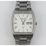A gentleman's vintage steel cased Seiko quartz day date wristwatch on a ditto bracelet contained