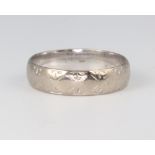 An 18ct white gold wedding band, 3 grams, size K 1/2