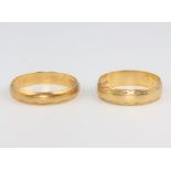 Two 18ct yellow gold wedding bands 4.7 grams, sizes L and M 1/2