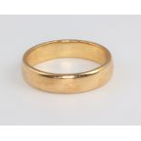 A yellow metal wedding band 4.1 grams size L