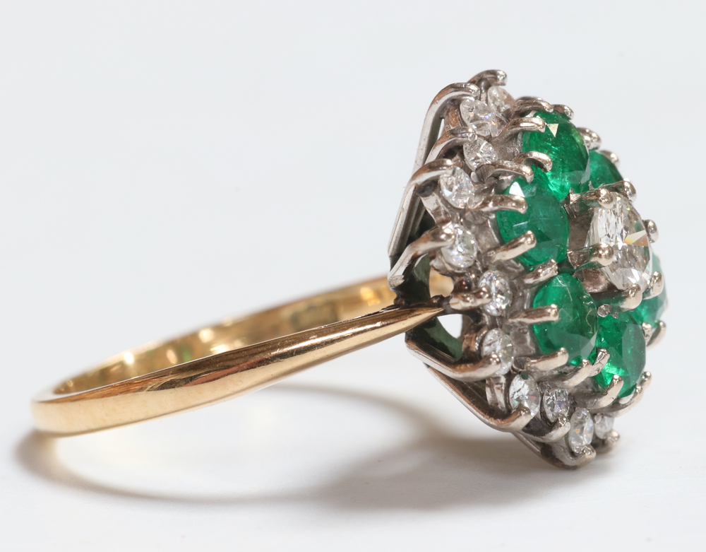 An 18ct yellow gold emerald and diamond cluster ring, the 6 brilliant cut emeralds each approx. 0. - Image 3 of 7