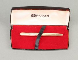 A gentleman's gilt Parker fountain pen with 18ct gold nib, boxed