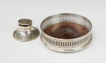 An Edwardian silver capstan inkwell Birmingham 1910 (dented) and a pierced silver coaster London