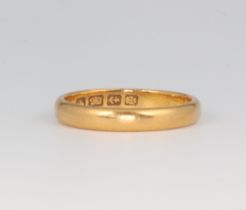 A 22ct yellow gold wedding band, size Q, 4.49 grams