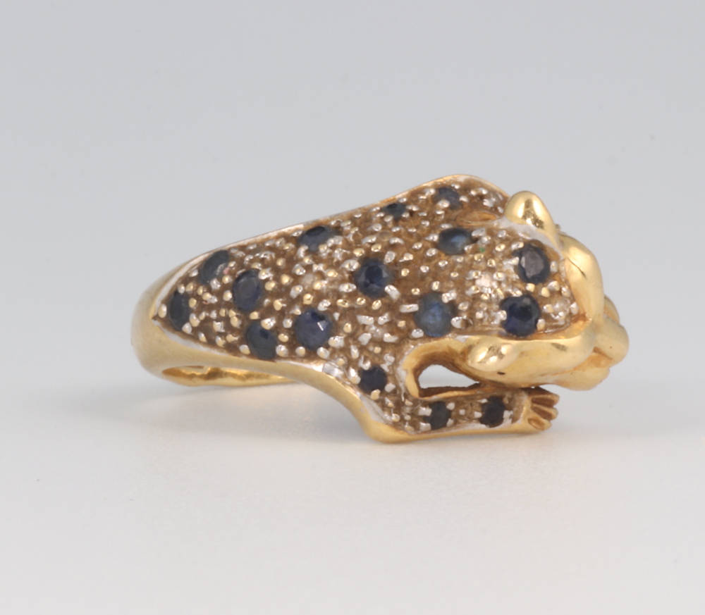 An 18ct yellow gold diamond and sapphire set leopard ring 4.4 grams, size J - Image 2 of 8