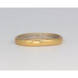 A platinum and yellow metal wedding band size I 1/2, 2.8 grams