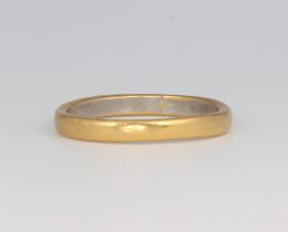 A platinum and yellow metal wedding band size I 1/2, 2.8 grams