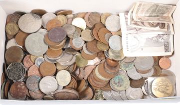 A quantity of mixed UK coinage including commemorative crowns