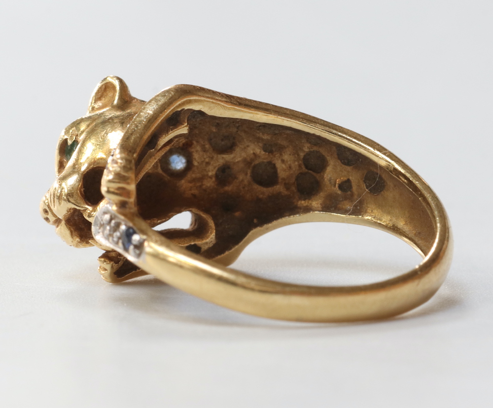 An 18ct yellow gold diamond and sapphire set leopard ring 4.4 grams, size J - Image 5 of 8