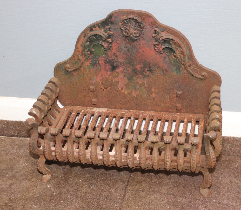 An iron fire basket incorporating a fire back 44cm x 54cm x 29cm