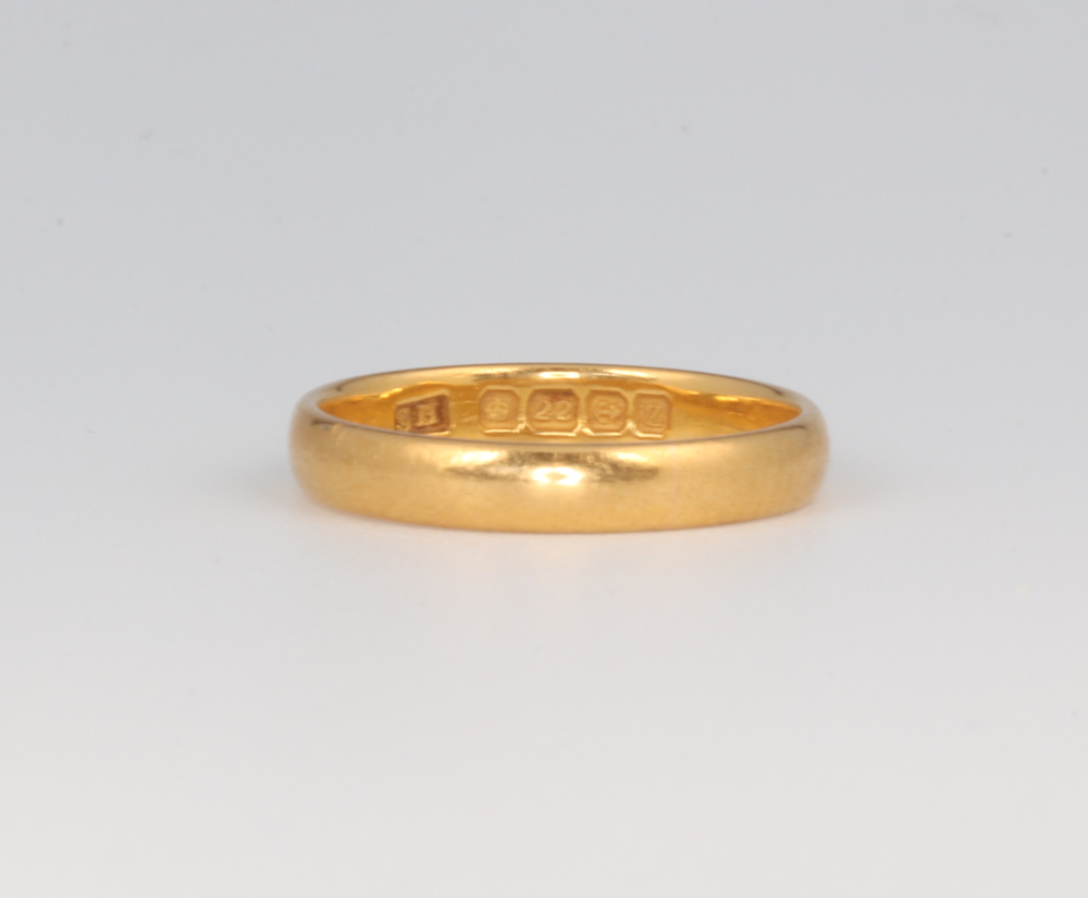 A 22ct yellow gold wedding band 2.8 grams, size K